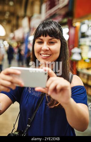 Lächeln, Frauen und Selfie im Freien in der Stadt für Erinnerungen, Urlaub oder Fotografie für Tourismus-Blog. Glückliche Person, Reise und Bild im Urlaub, Vlog und Stockfoto
