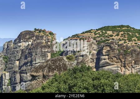 Blick auf das Kloster Varlaam und den Großen Meteoron auf Felsen in Meteora, Griechenland, Europa Stockfoto