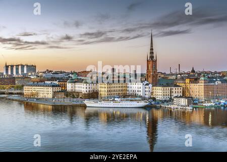 Blick auf Riddarholmen von der Insel Sodermalm bei Sonnenuntergang in Stockholm, Schweden, Europa Stockfoto