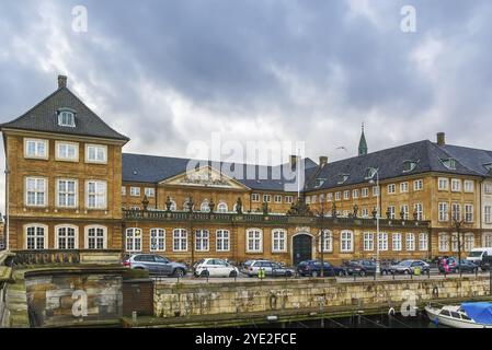 Prince's Mansion ist ein palastartiges Herrenhaus im Rokoko-Stil am Frederiksholms Kanal im Zentrum von Kopenhagen, Dänemark, Europa Stockfoto