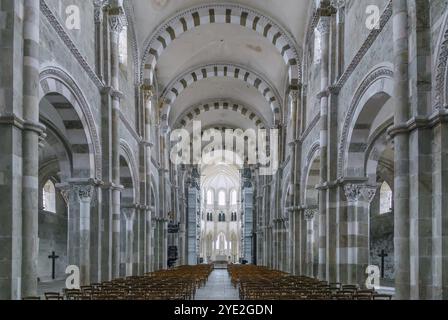 Vezelay Abbey ist ein Benediktiner- und Cluniakenkloster in Vezelay, Département Yonne, Frankreich. Innenraum, Schiff Stockfoto