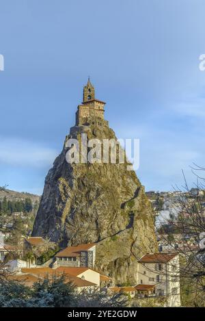 Saint-Michel d’Aiguilhe (St. Michael of the Needle) ist eine Kapelle auf dem Felsen in Le Puy-en-Velay, Frankreich, Europa Stockfoto