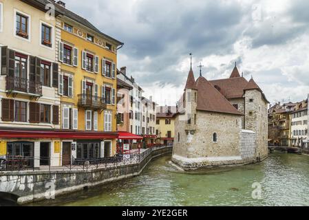 Palais de l'Ile ist ein altes befestigtes Haus aus dem 12. Jahrhundert in Annecy, Frankreich, Europa Stockfoto