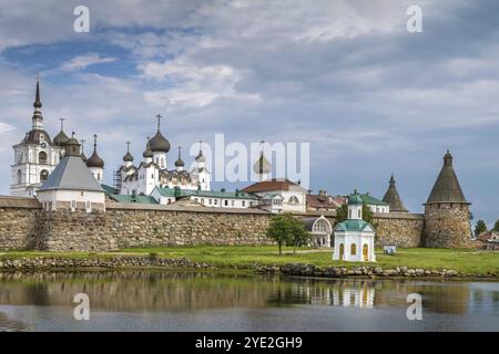 Das Kloster SOLOVETSKY ist ein befestigtes Kloster auf den Solovetsky-Inseln im Weißen Meer, Russland. Blick vom Weißen Meer Stockfoto