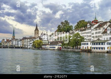 Blick auf den Damm der Limmat mit historischen Häusern in Zürich, Schweiz, Europa Stockfoto