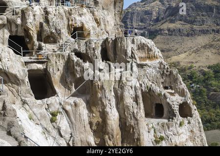 Vardzia ist ein Höhlenkloster in Südgeorgien, das an den Hängen des Erusheti-Berges ausgegraben wurde Stockfoto