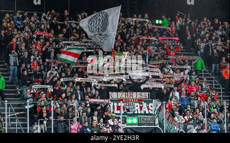 Augsburg, Deutschland. Oktober 2024. Schalparade in der Augsburger Fankurve. Deutschland, Augsburger Panther vs. Fischtown Pinguins Bremerhaven, Eishockey, DEL, 13. Spieltag, Saison 2024/2025, 27.10.2024. Foto: Eibner-Pressefoto/Heike feiner Credit: dpa/Alamy Live News Stockfoto