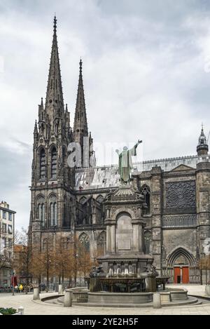 Die Kathedrale von Clermot-Ferrand oder die Kathedrale unserer Lieben Frau von der Himmelfahrt von Clermont-Ferrand ist eine gotische Kathedrale und französisches Nationaldenkmal, Frankreich, E. Stockfoto