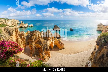 Landschaft mit Praia dos Tres Irmaos, berühmter Strand an der Algarve, Portugal Stockfoto