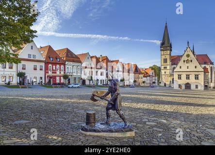 Zentraler Platz umgeben von gut erhaltenen Gotik- und Renaissancehäusern in Bordejov, Slowakei, Europa Stockfoto