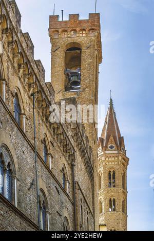 Glockenturm der Badia Fiorentina und des Palastes Bargello in Florenz, Italien, Europa Stockfoto