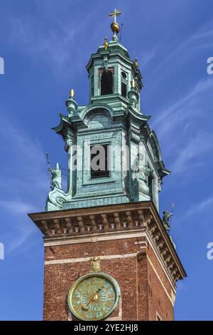 Königliche Kathedrale Basilika der Heiligen Stanislaus und Wenzel auf dem Wawel-Hügel, auch bekannt als Wawel-Kathedrale in Krakau, Polen. Uhrenturm Stockfoto