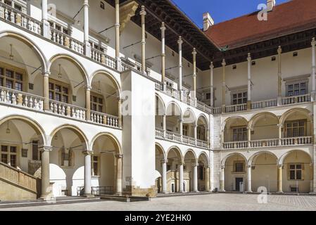 Die Stufenarkaden Sigismund I. des Alten im italienischen Renaissance-Hof im Schloss Wawel, Krakau, Polen, Europa Stockfoto