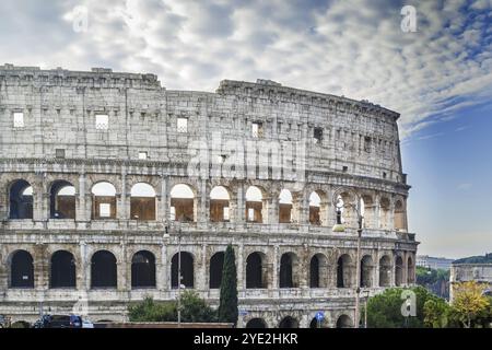 Das Kolosseum oder Kolosseum, auch bekannt als Flavisches Amphitheater, ist ein elliptisches Amphitheater im Zentrum von Rom, Italien, Europa Stockfoto