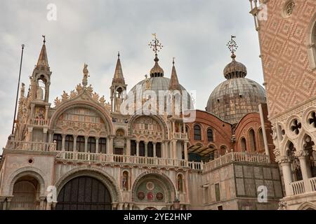 Der Markusdom fängt die Schönheit Venedigs ein. Die verzierte Fassade der Basilika, die mit komplizierten Schnitzereien, Marmorsäulen, Stockfoto