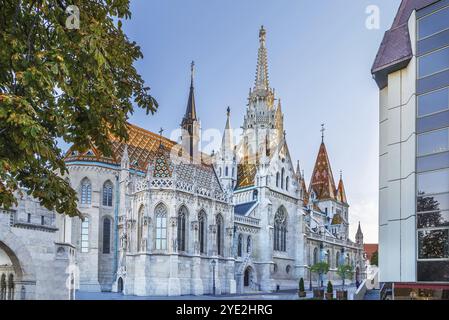 Die Kirche der Himmelfahrt der Burg Buda, besser bekannt als Matthiaskirche, ist eine römisch-katholische Kirche auf dem Heiligen Dreifaltigkeitsplatz. Stockfoto