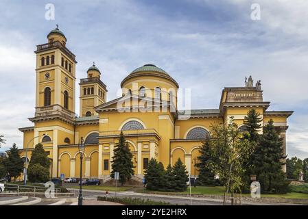 Die Basilika St. Johannes des Apostels, auch Eger-Kathedrale genannt, ist ein religiöses Gebäude in Eger, Ungarn, Europa Stockfoto