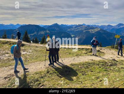 Haldensee, Österreich. Oktober 2024. Touristen wandern auf dem Fuessener Joechle in Haldensee, Tirol, 9. Oktober 2024, Fotograf: ddp Images/STAR-Images Credit: ddp Media GmbH/Alamy Live News Stockfoto