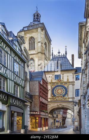 Gros-Horloge (englisch: Gros-Horloge) ist eine astronomische Uhr aus dem 14. Jahrhundert in Rouen in der Normandie Stockfoto