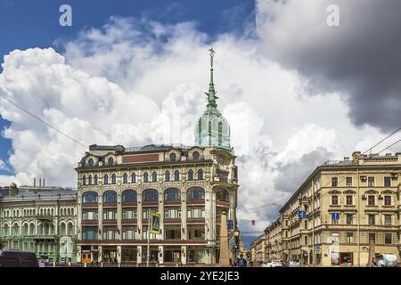 Au Pont Rouge ist ein Kaufhaus im Jugendstilstil in St. Petersburg, Russland, Europa Stockfoto