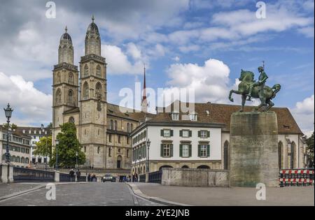 Grossmunster ist eine evangelische Kirche im romanischen Stil in Zürich. Sie ist eine der drei wichtigsten Kirchen der Stadt Stockfoto