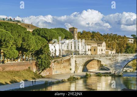 Pons Cestius (Ponte Cestio) ist eine römische Steinbrücke in Rom, Italien, die den Tiber westlich der Tiberinsel überspannt Stockfoto