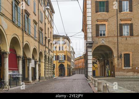 Straße mit historischen Häusern in der Innenstadt von Modena, Italien, Europa Stockfoto