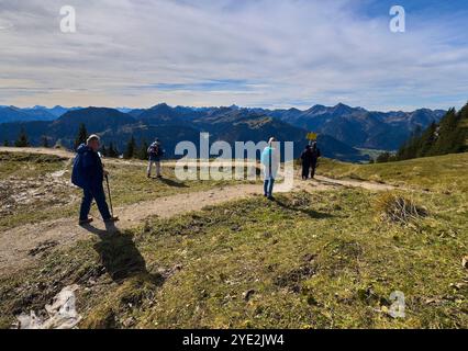 Haldensee, Österreich. Oktober 2024. Touristen wandern auf dem Fuessener Joechle in Haldensee, Tirol, 9. Oktober 2024, Fotograf: ddp Images/STAR-Images Credit: ddp Media GmbH/Alamy Live News Stockfoto