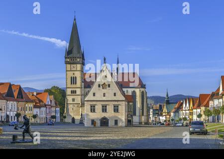 Zentraler Platz umgeben von gut erhaltenen Gotik- und Renaissancehäusern in Bordejov, Slowakei, Europa Stockfoto