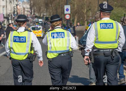 London, Großbritannien. März 2022. Polizeibeamte der Metropolitane, die während einer proukrainischen Demonstration die Massen von Demonstranten überwachen und begleiten, ziehen durch die Straßen Londons. Stockfoto