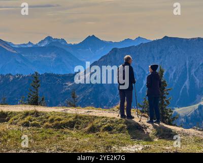 Haldensee, Österreich. Oktober 2024. Touristen wandern auf dem Fuessener Joechle in Haldensee, Tirol, 9. Oktober 2024, Fotograf: ddp Images/STAR-Images Credit: ddp Media GmbH/Alamy Live News Stockfoto