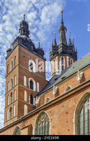 Die Marienkirche ist eine gotische Backsteinkirche neben dem Hauptmarkt in Krakau, Polen, Europa Stockfoto