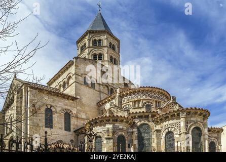 Die Basilika Notre-Dame du Port ist eine romanische Basilika in Clermont-Ferrand, Frankreich. Blick von der Apsis Stockfoto