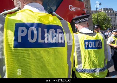 London, Großbritannien. Mai 2022. Polizeibeamte der Metropolitane, die während einer Demonstration pro Palästina die Massen von Demonstranten überwachen und begleiten, ziehen durch die Straßen Londons. Stockfoto