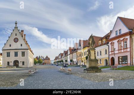 Zentraler Platz umgeben von gut erhaltenen Gotik- und Renaissancehäusern in Bordejov, Slowakei, Europa Stockfoto