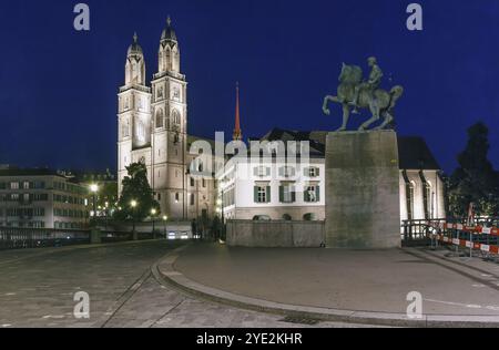 Grossmunster ist eine evangelische Kirche im romanischen Stil in Zürich. Abends Stockfoto