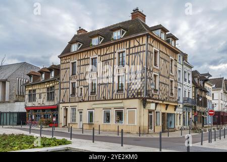 Straße mit historischen Fachwerkhäusern in Troyes, Frankreich, Europa Stockfoto