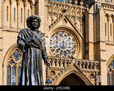 Statue von Rajah Rammohun Roy vor der Kathedrale Kirche der Heiligen und ungeteilten Dreifaltigkeit, Bristol, England, Vereinigtes Königreich Stockfoto