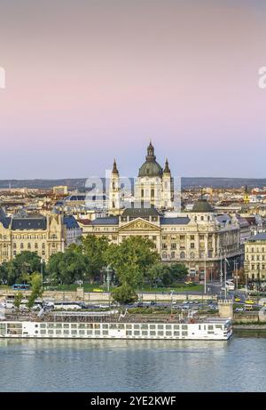 Blick auf den Stephansdom von der Fischerbastei bei Sonnenuntergang, Ungarn, Europa Stockfoto