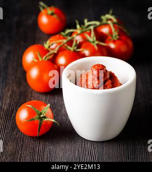 Reife Tomaten und Tomatenpaste. Ketchup herstellen. Stockfoto