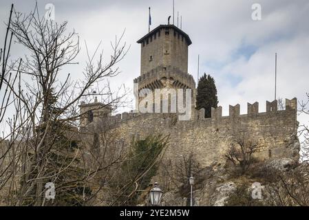 Der erste Turm oder die Festung von Guaita ist der älteste der drei Türme, die auf dem Monte Titano errichtet wurden und der berühmteste. Es wurde im 11.. Jahrhundert erbaut Stockfoto