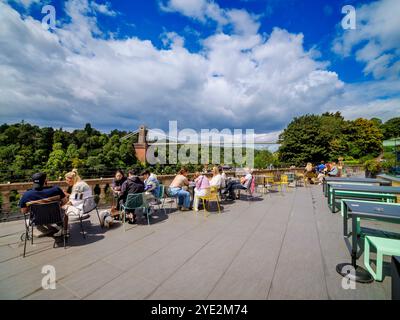 Leute essen im Freien in der Avon Gorge by Hotel du Vin, Clifton Suspension Bridge im Hintergrund, Bristol, England, Großbritannien Stockfoto