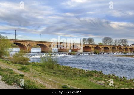 Brücke über die Loire in Nevers, Burgund, Frankreich, Europa Stockfoto