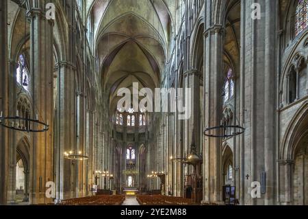 Die Kathedrale von Bourges ist eine römisch-katholische Kirche in Bourges, Frankreich. Innenraum Stockfoto