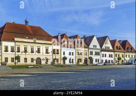 Zentraler Platz umgeben von gut erhaltenen Gotik- und Renaissancehäusern in Bordejov, Slowakei, Europa Stockfoto