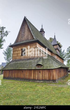 Die St. Michael Erzengelkirche ist eine gotische Holzkirche im Dorf Debno aus dem 15. Jahrhundert in Polen, Europa Stockfoto