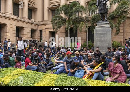 COLOMBO, SRI LANKA: 9. Juli 2022: Lokale Menschen treffen sich außerhalb des Hauptquartiers des Verwaltungsdienstes Sri Lankas während einer Demonstration der Wirtschaftskrise Stockfoto