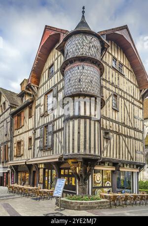 Straße mit historischen Fachwerkhäusern in Troyes Innenstadt, Frankreich, Europa Stockfoto