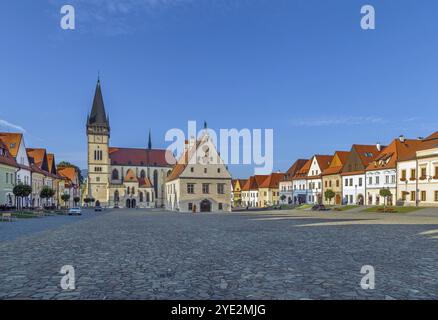 Zentraler Platz umgeben von gut erhaltenen Gotik- und Renaissancehäusern in Bordejov, Slowakei, Europa Stockfoto