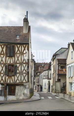 Strret mit historischen Fachwerkhäusern in Auxerre Downtown, Frankreich, Europa Stockfoto